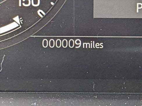 New 2025 Land Rover Defender 110 X-Dynamic SE image 11