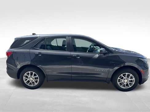 Used 2022 Chevrolet Equinox LS image 2