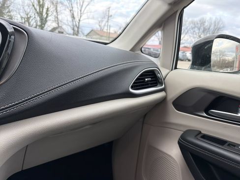 Used 2024 Chrysler Pacifica Limited FWD image 25