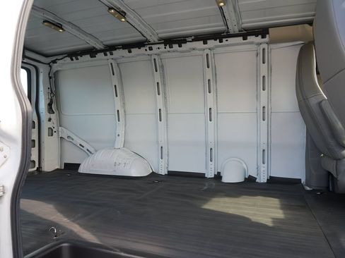 Used 2017 Chevrolet Express 2500 RWD image 19