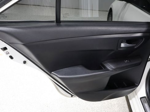 Used 2017 Toyota Camry SE image 18