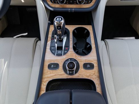 Used 2024 Bentley Bentayga AWD/4WD image 26