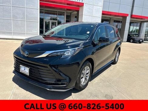 Used 2025 Toyota Sienna LE AWD/4WD image 2