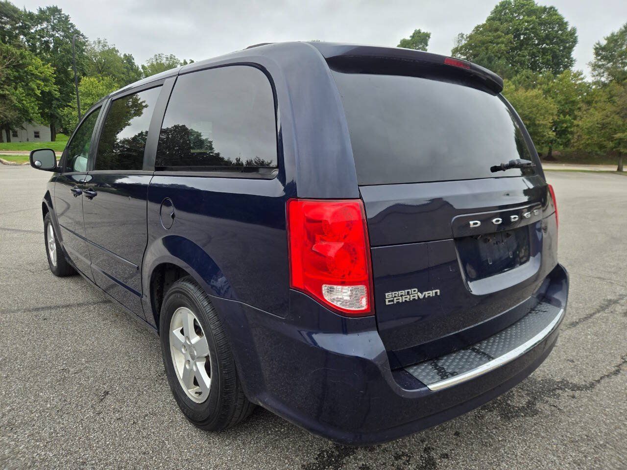 Used 2012 Dodge Grand Caravan SXT w/ Entertainment Group 1 FWD image 5