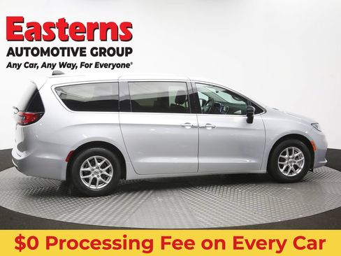 Used 2024 Chrysler Pacifica Touring-L FWD image 44
