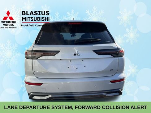 Used 2025 Mitsubishi Outlander SE image 5