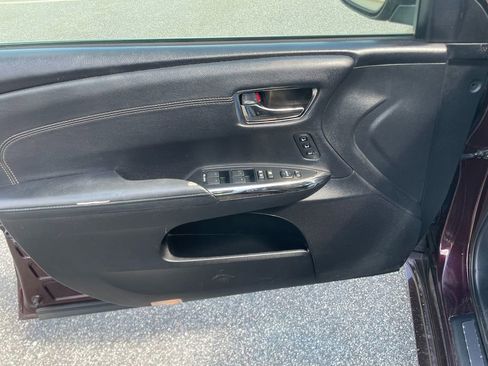 Used 2013 Toyota Avalon Limited w/ Technology Pkg FWD image 9