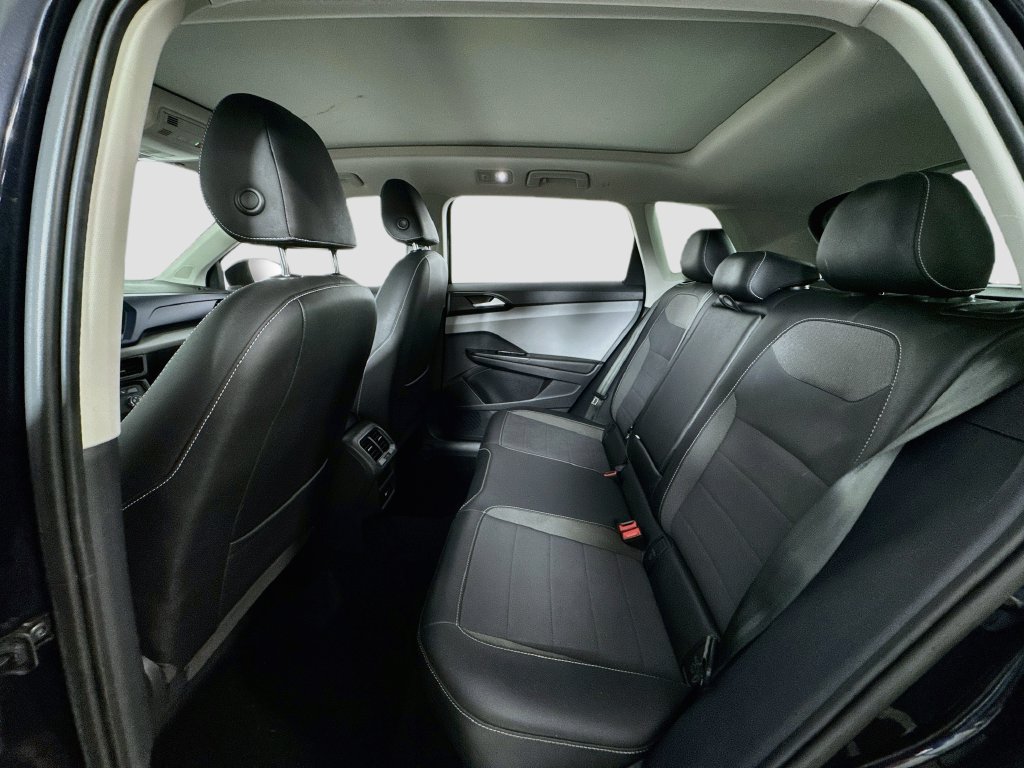 Used 2022 Volkswagen Taos SE w/ Panoramic Sunroof Package FWD image 11