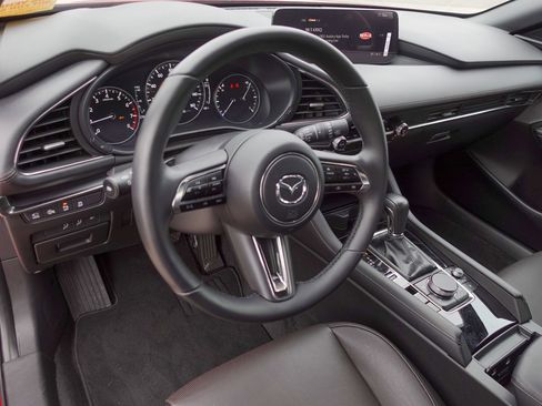 Certified 2025 MAZDA MAZDA3 Hatchback w/Premium Plus Pkg image 9