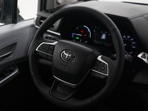 Used 2025 Toyota Sienna XLE image 16