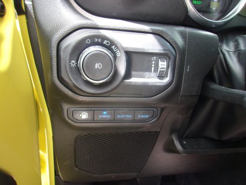 Used 2023 Jeep Wrangler Unlimited Sahara w/ Cold Weather Group AWD/4WD image 23
