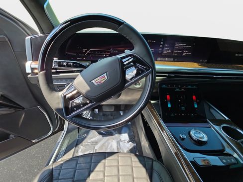 Used 2025 Cadillac Escalade ESV Sport Platinum w/ LPO, ONYX Package AWD/4WD image 18
