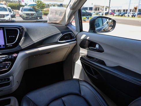 Used 2024 Chrysler Pacifica Limited FWD image 6