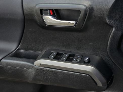 Used 2021 Toyota Tacoma TRD Off-Road w/ Technology Package AWD/4WD image 11