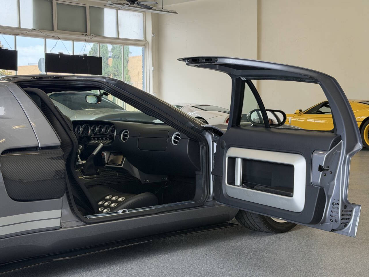 Used 2006 Ford GT RWD image 32