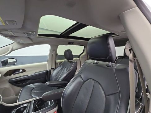 Used 2024 Chrysler Pacifica Limited image 45