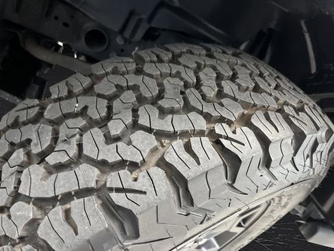 Used 2022 Jeep Gladiator Willys image 36