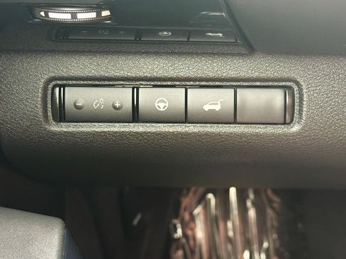 Used 2023 Nissan Pathfinder SV w/ SV Premium Package AWD/4WD image 17