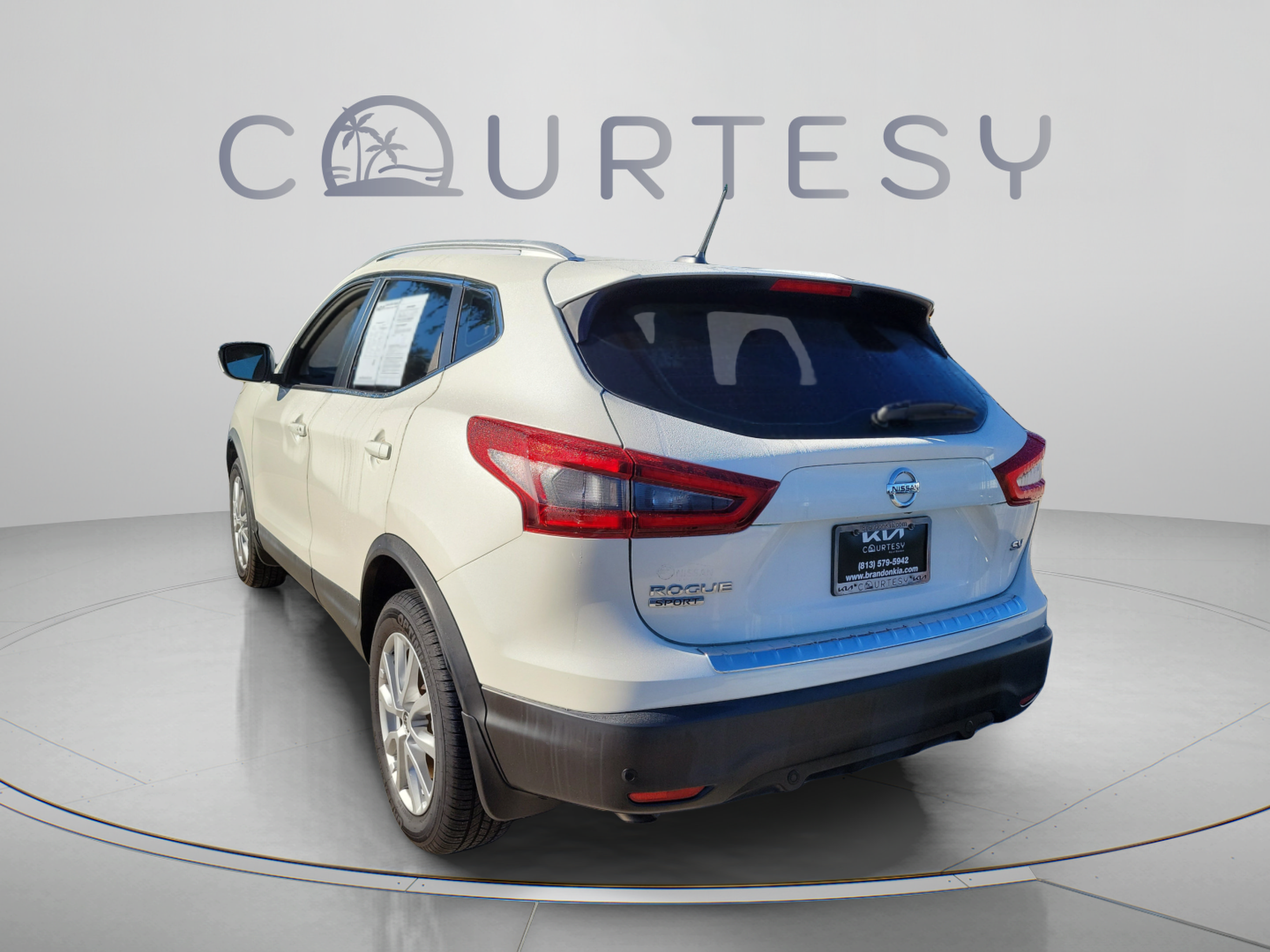 Used 2020 Nissan Rogue Sport SV FWD image 2