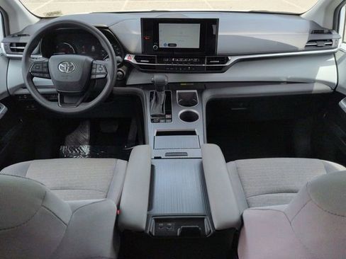 Certified 2025 Toyota Sienna LE FWD image 15