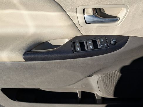 Used 2015 Toyota Sienna LE image 16