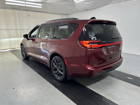 Used 2023 Chrysler Pacifica Touring-L w/ Uconnect Theater Family Group AWD/4WD image 7