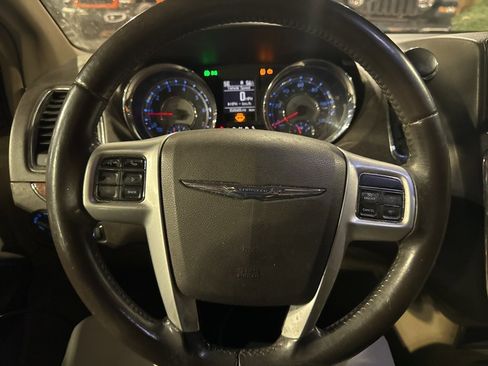 Used 2016 Chrysler Town & Country Touring image 21