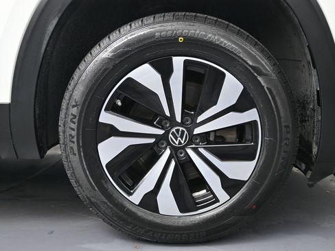 Used 2024 Volkswagen Atlas SE image 16