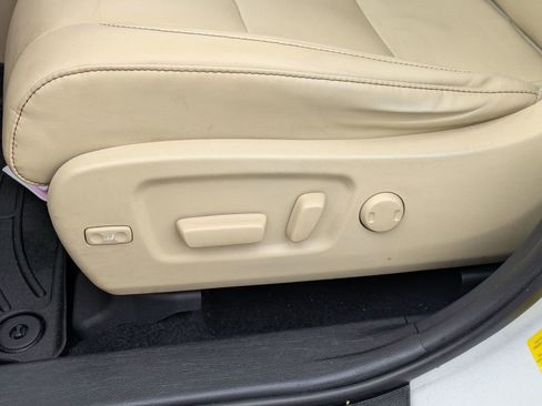 Used 2019 Toyota Highlander SE image 16