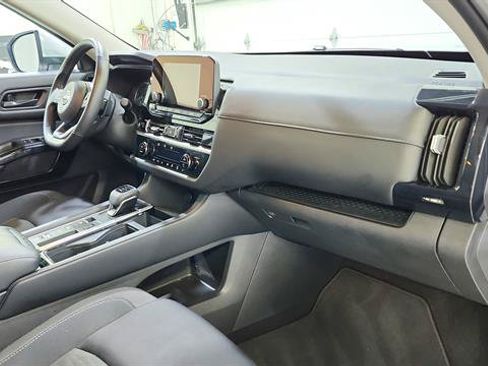 Certified 2025 Nissan Pathfinder SV FWD image 25