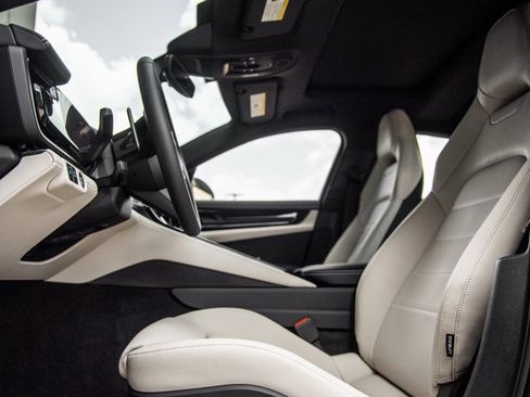 Certified 2025 Porsche Panamera image 21