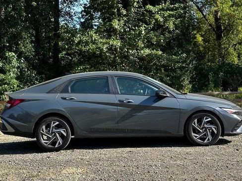 Certified 2025 Hyundai Elantra Sport FWD image 10
