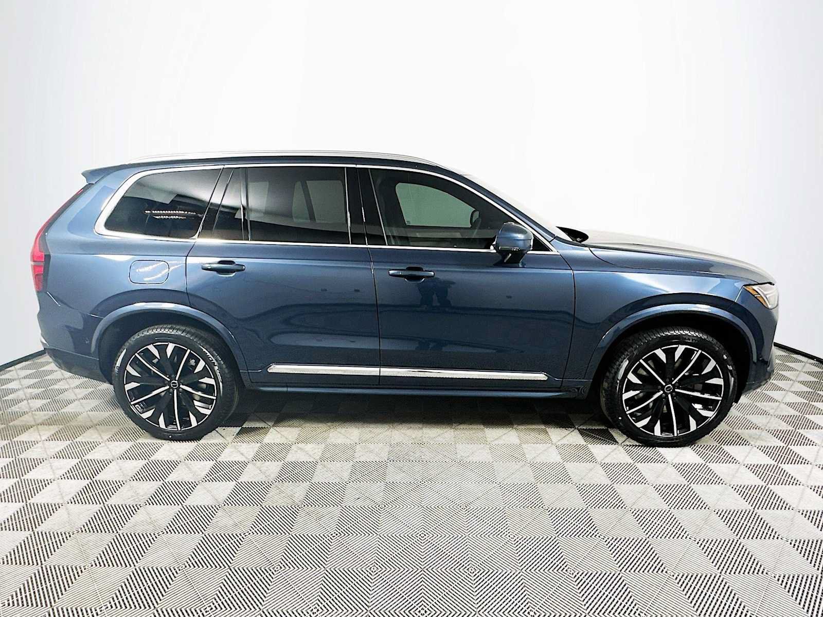 New 2026 Volvo XC90 T8 Plus w/ Protection Package Premier AWD/4WD image 8