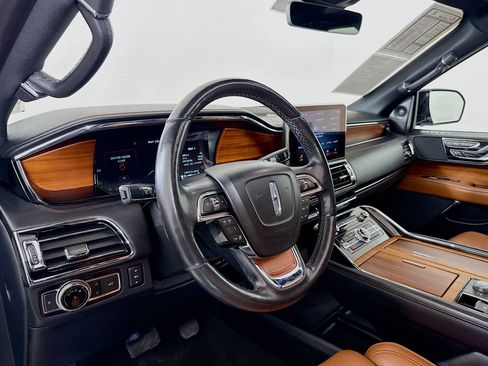Used 2019 Lincoln Navigator Reserve image 9