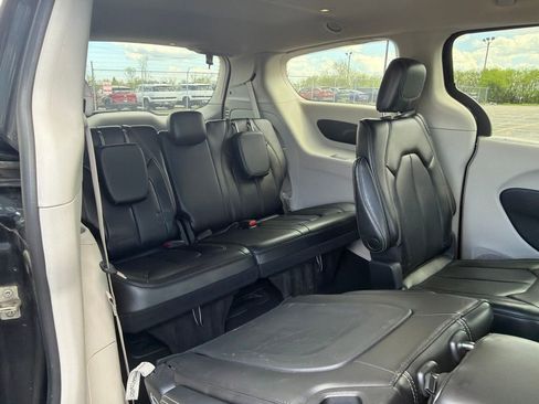 Used 2023 Chrysler Pacifica Touring-L FWD image 14