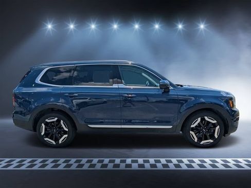 Used 2022 Kia Telluride SX w/ Towing Package FWD image 2