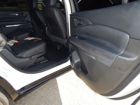 Used 2025 Chevrolet Traverse RS AWD/4WD image 14