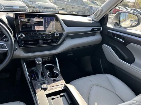 Used 2021 Toyota Highlander Limited image 18