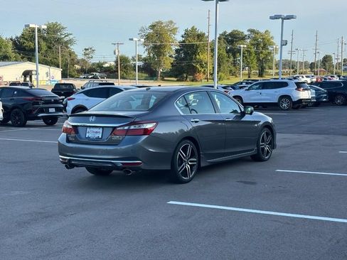 Used 2017 Honda Accord Touring image 5