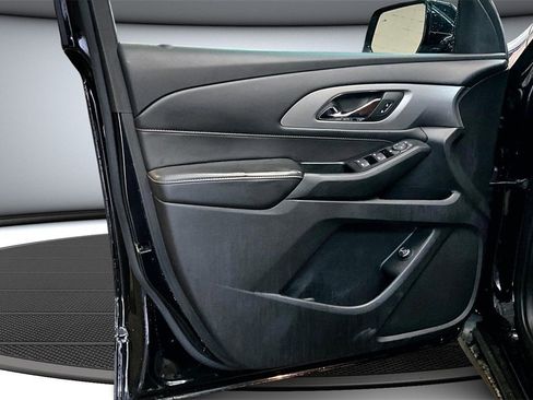 Used 2019 Chevrolet Traverse LT image 17