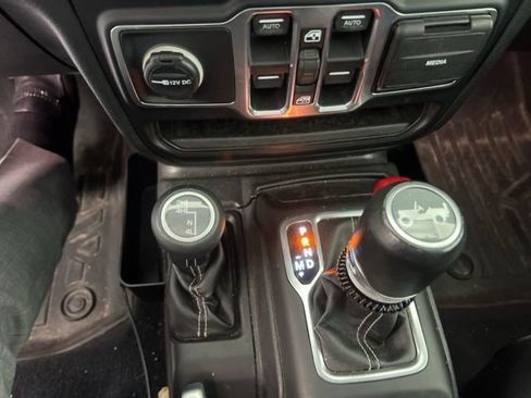 Used 2018 Jeep Wrangler Unlimited Sahara AWD/4WD image 23