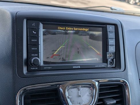 Used 2016 Chrysler Town & Country Touring image 10