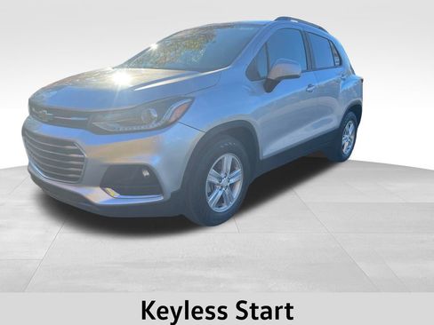Used 2021 Chevrolet Trax LT w/ Driver Confidence Package image 4