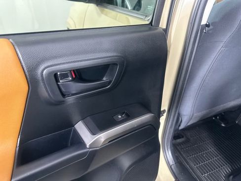 Used 2018 Toyota Tacoma SR5 image 12