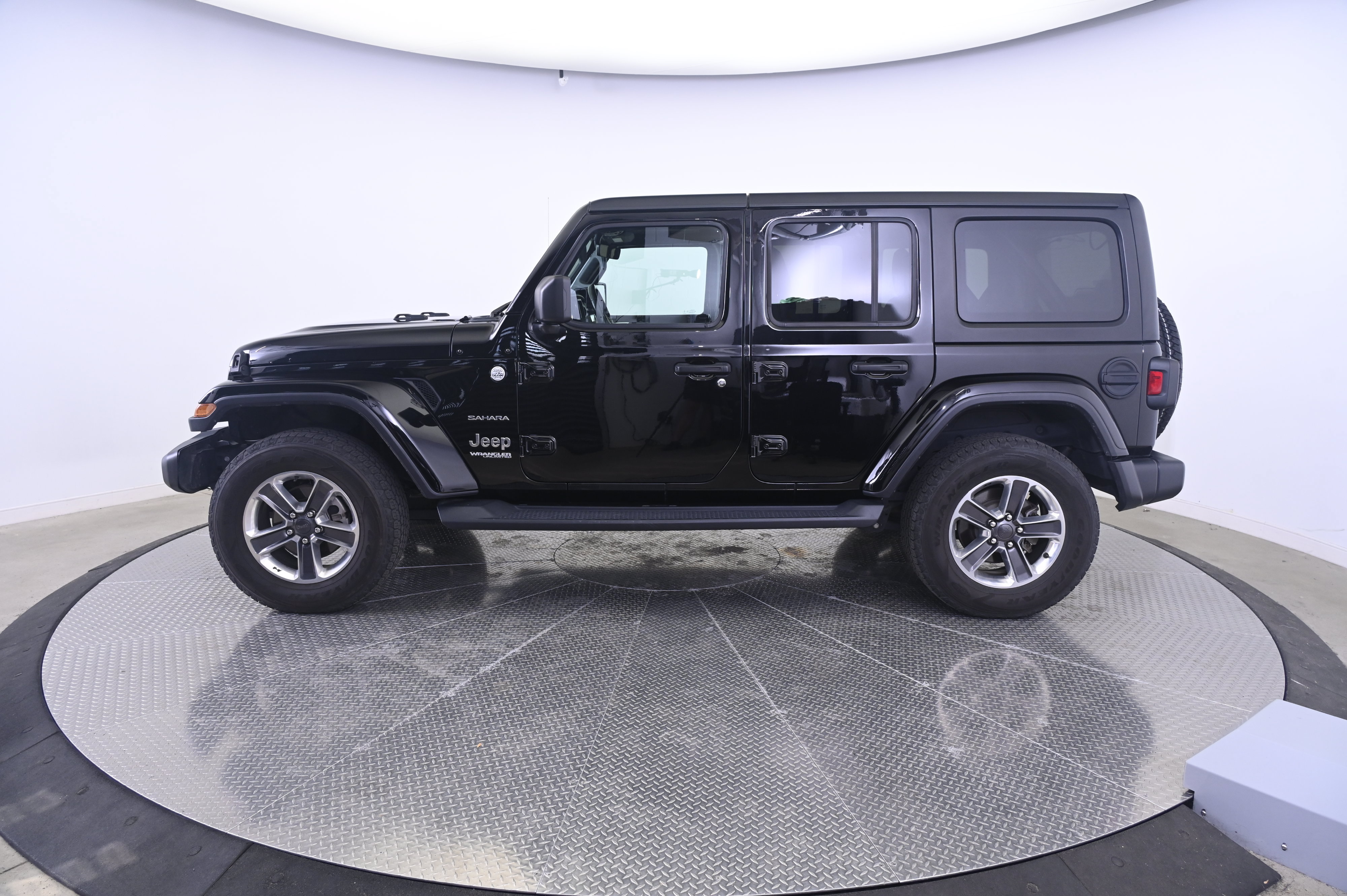 Used 2020 Jeep Wrangler Unlimited Sahara AWD/4WD image 2