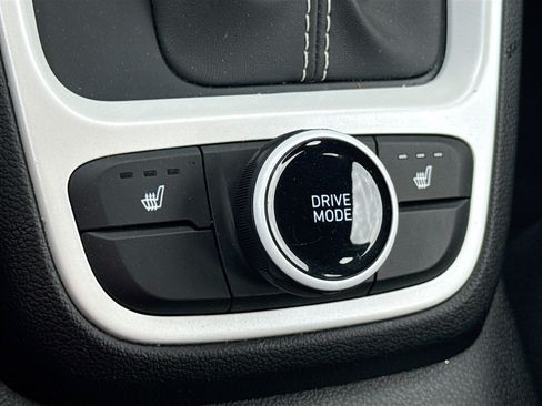 Used 2023 Hyundai Venue Limited FWD image 21