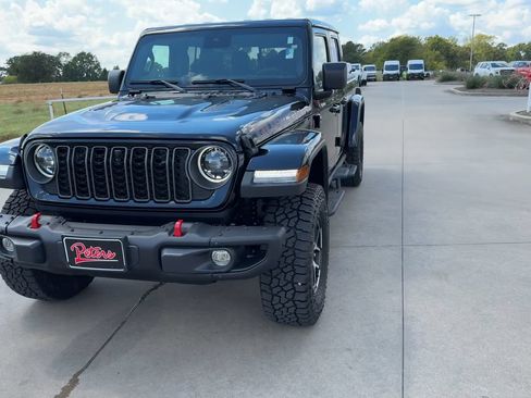 Used 2025 Jeep Gladiator Rubicon AWD/4WD image 3