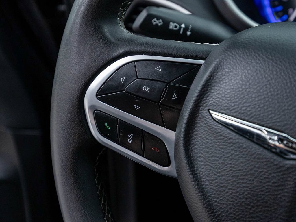 Used 2025 Chrysler Pacifica Select FWD image 21