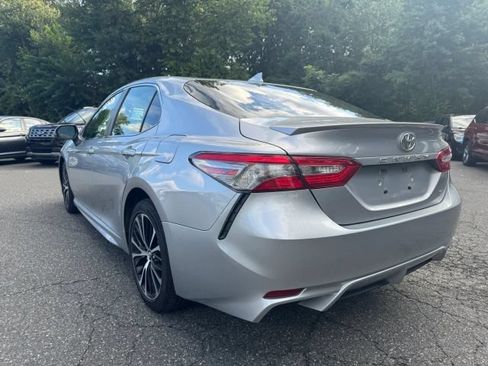 Used 2019 Toyota Camry SE FWD image 3