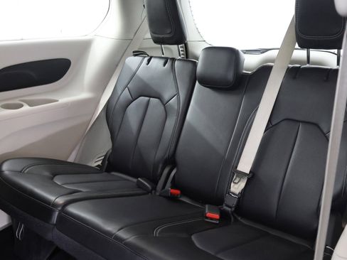 Used 2024 Chrysler Pacifica Touring-L image 10